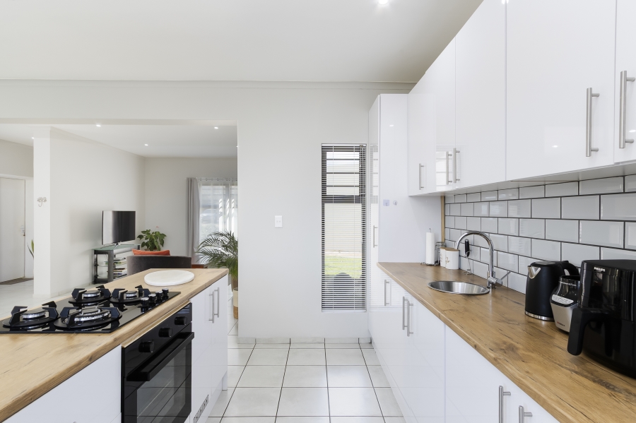 6 Bedroom Property for Sale in Sir Lowrys Pass Village Western Cape
